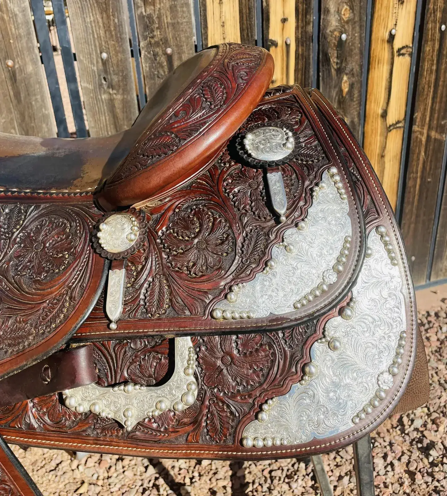 Bob Avila B17-120M — cantle right silver overlay and concho detail