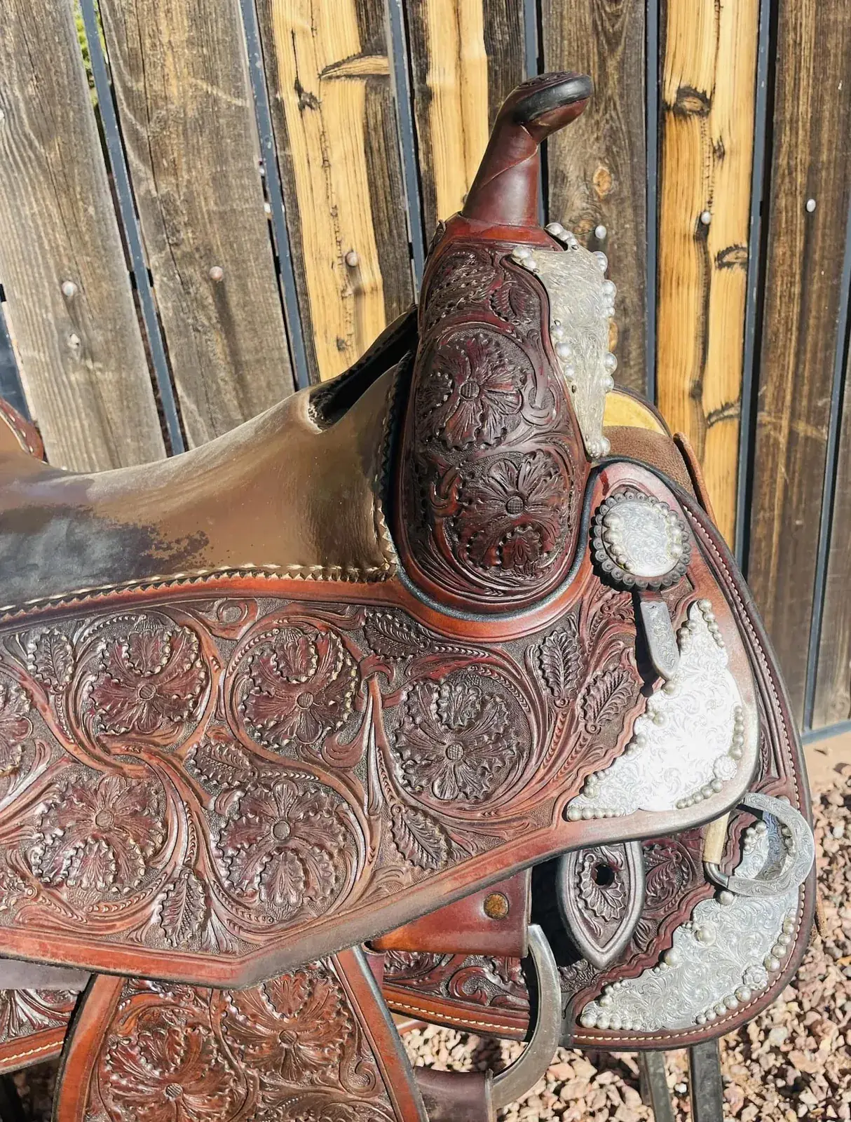 Bob Avila B17-120M — horn swell right detail