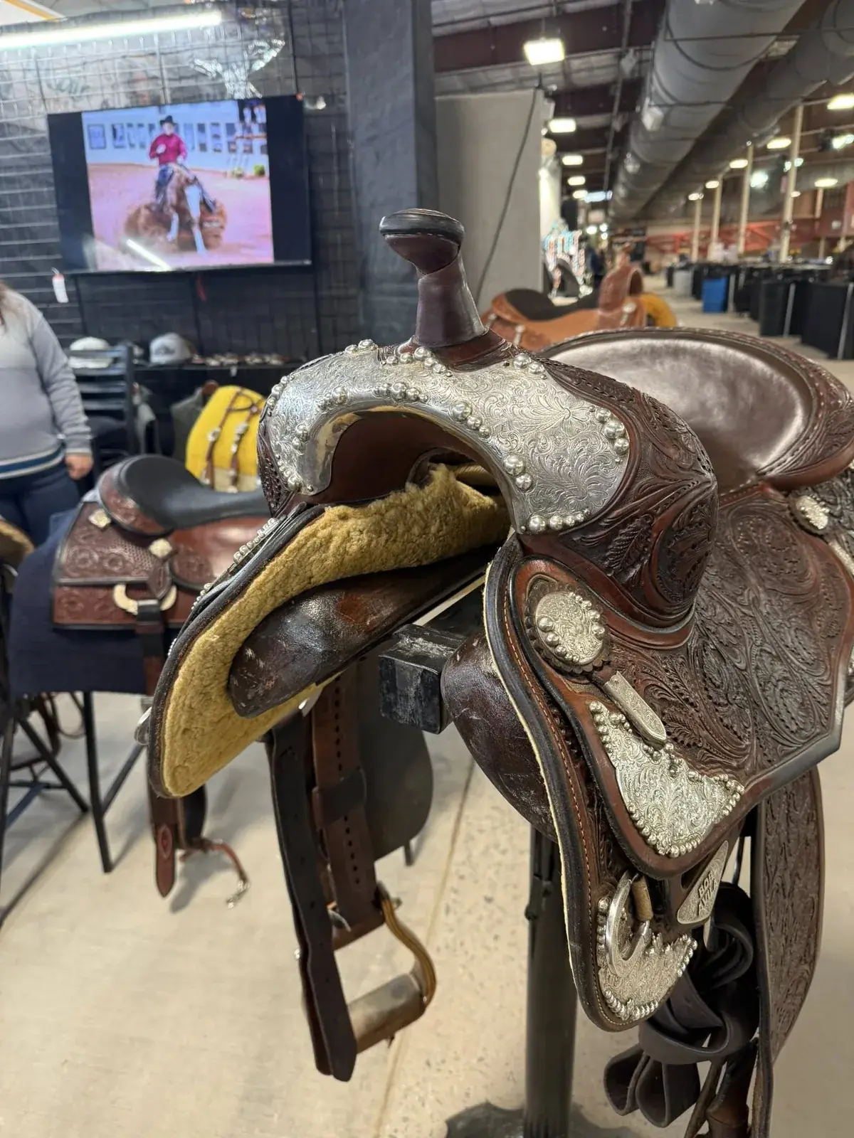 Bob Avila — cantle rear with engraved silver cap