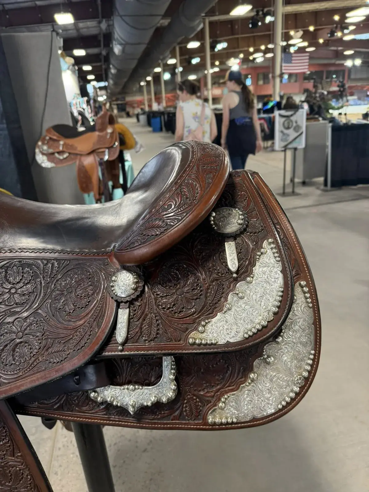 Bob Avila — cantle right silver skirt overlay and dee ring detail