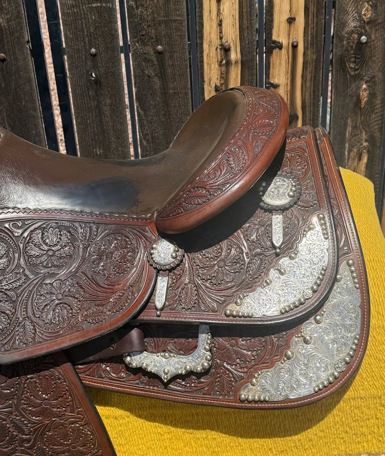 Bob Avila Bob's Custom — cantle right with silver skirt overlay