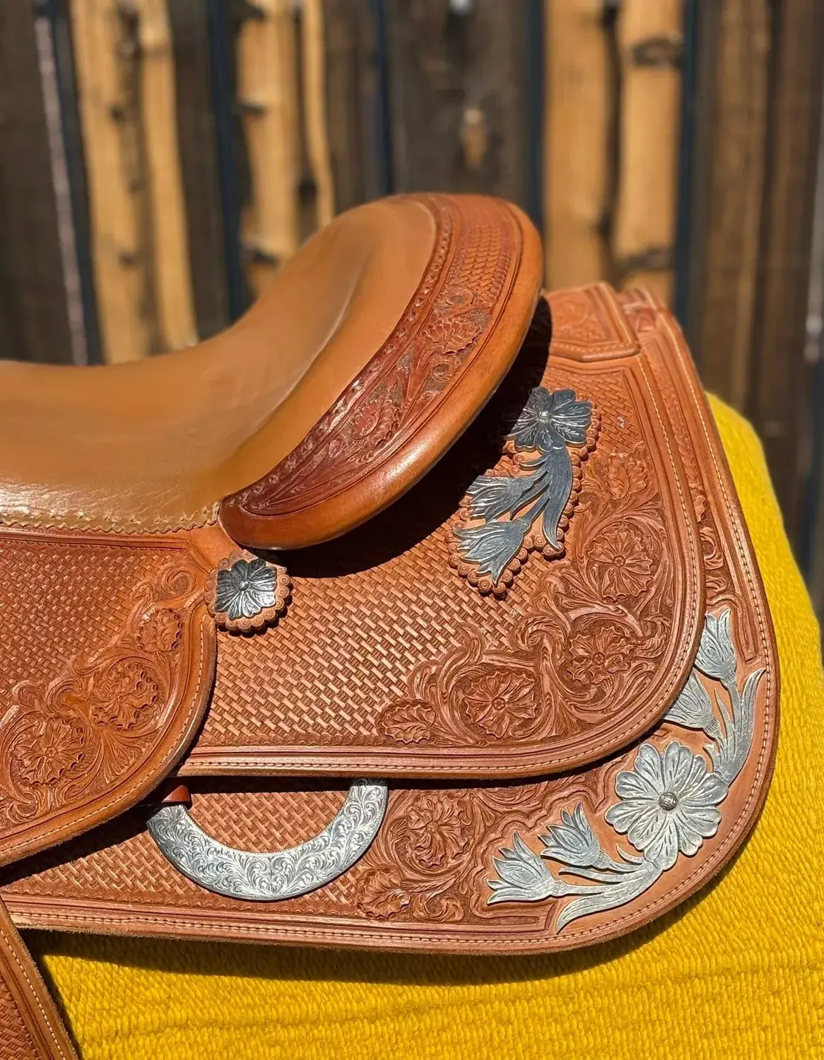 Bob's Custom 16 — cantle and skirt silver detail