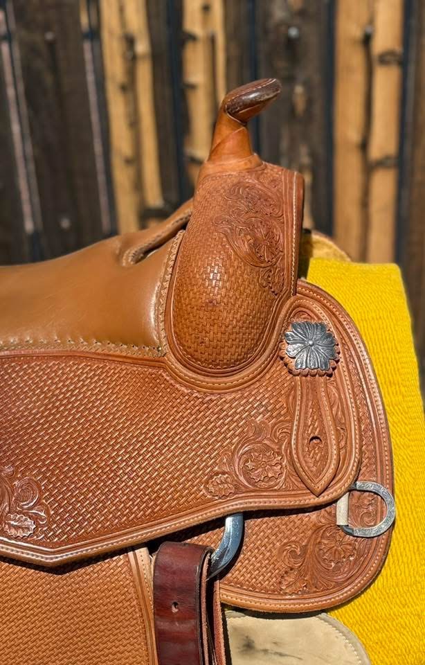 Bob's Custom 16 — horn and swell right detail