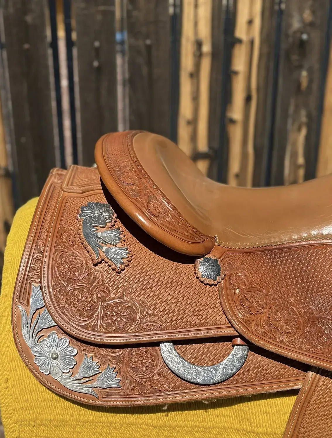 Bob's Custom 16 Tan — cantle and skirt sterling silver detail