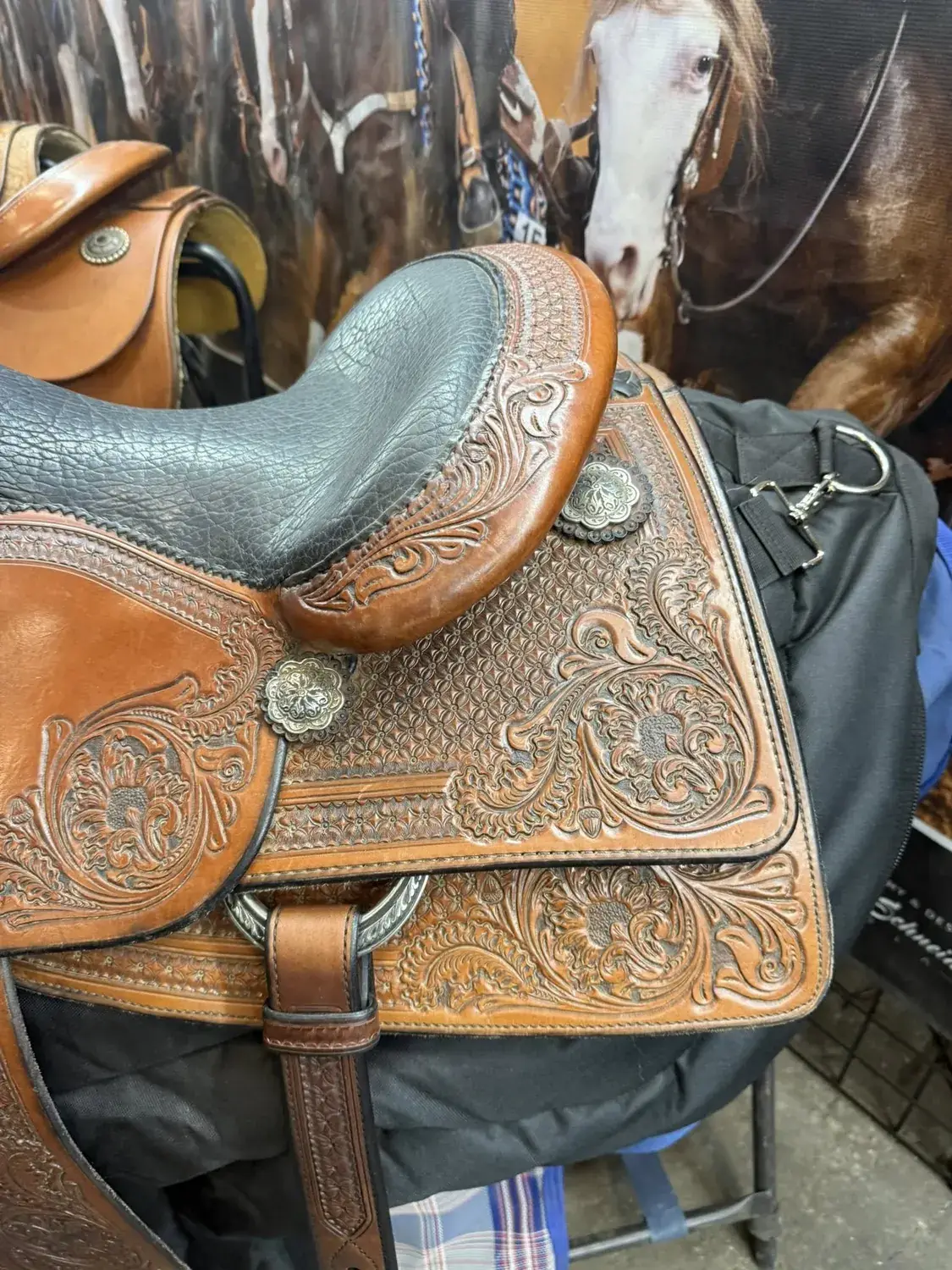 KR Lady Reiner — cantle and left skirt silver concho detail