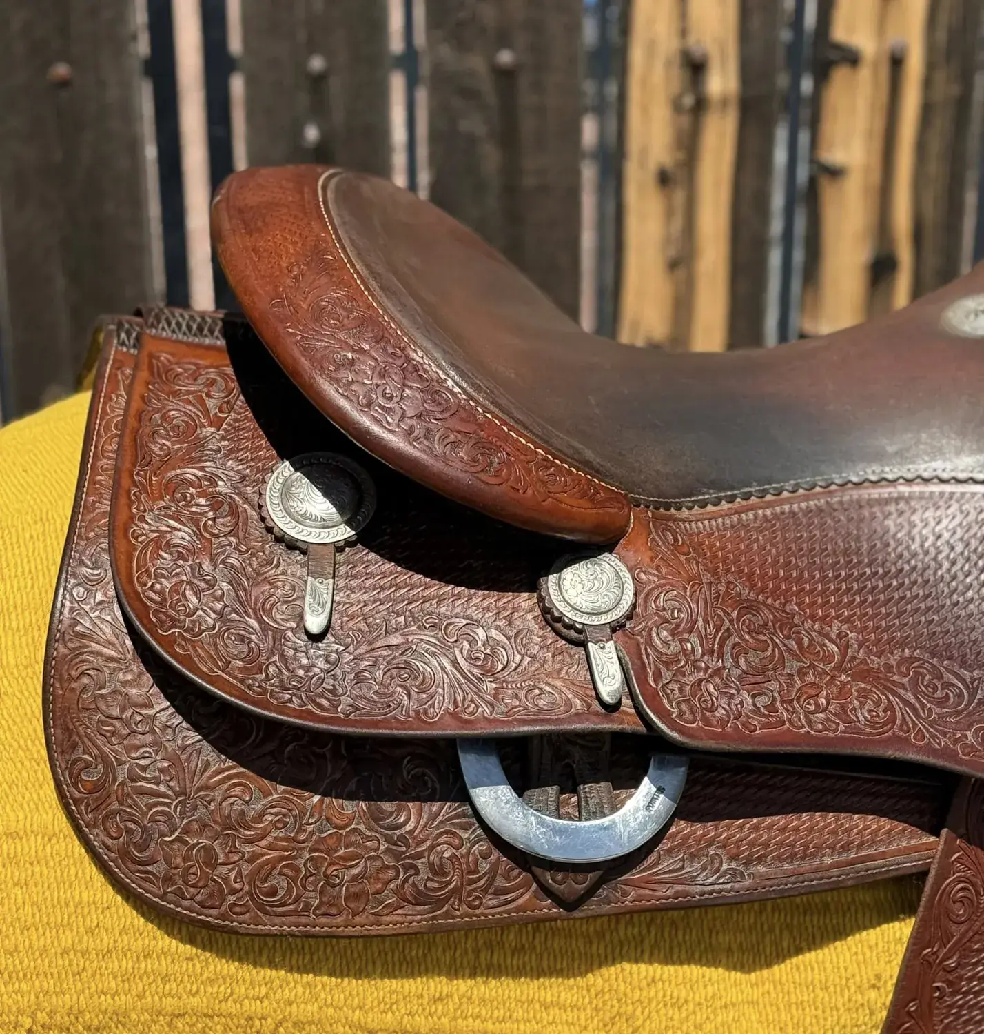 Donn Leson TVB 386 — cantle left silver concho and dee detail