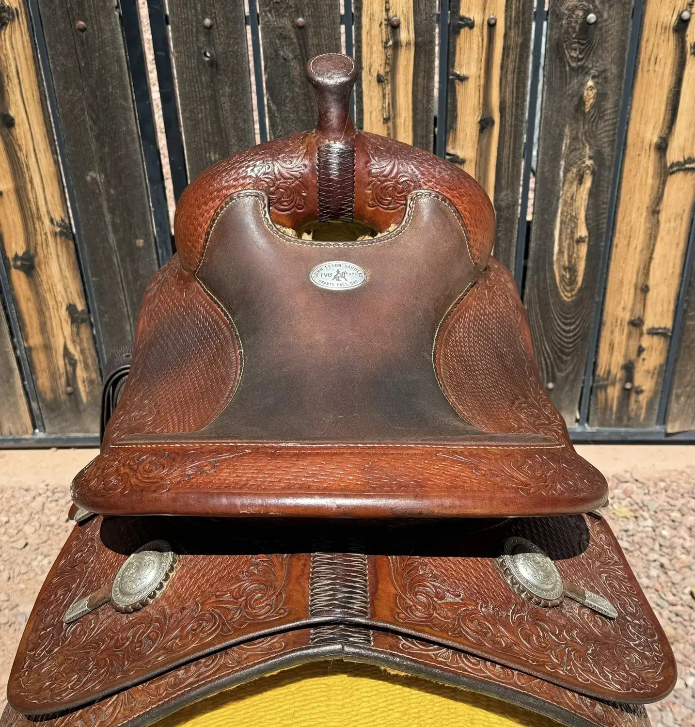 Donn Leson TVB 386 — cantle rear with maker badge