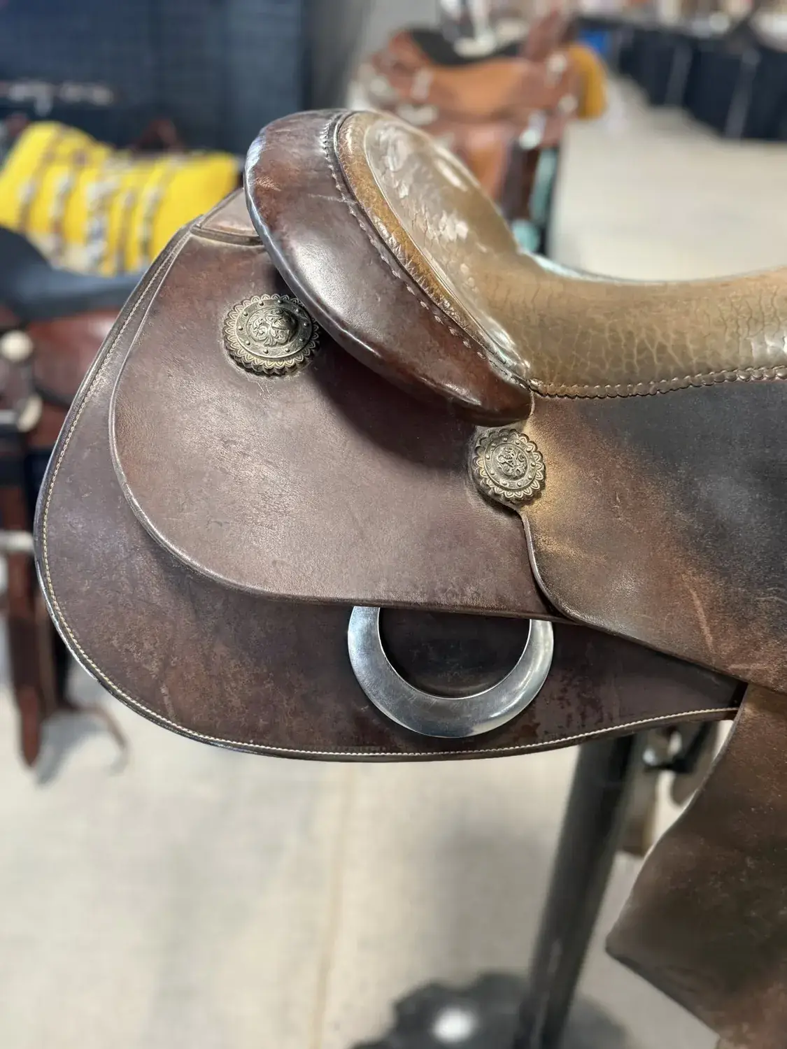 Jason Vanlandingham Superior — cantle and skirt right detail