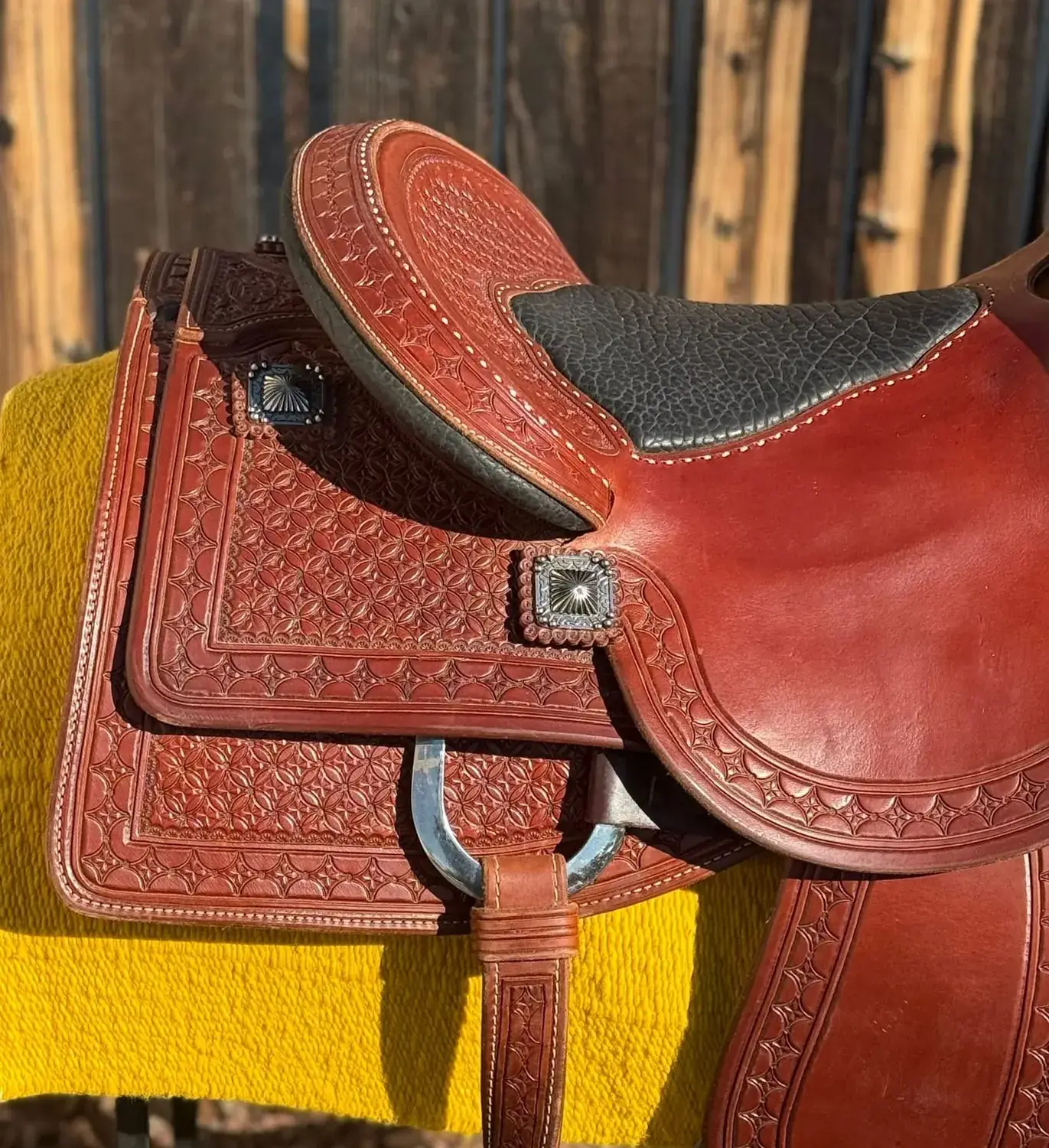 Lady Cowhorse — cantle and left skirt star tooling detail
