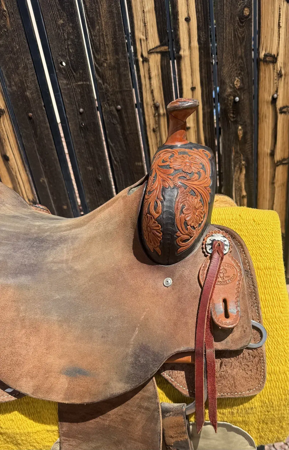 SRS Ranch Saddle — horn and swell tooling detail